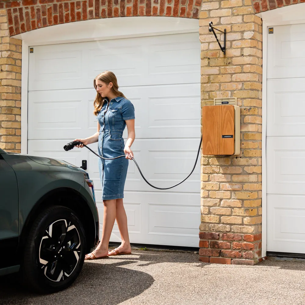 Stație de încărcare pentru autoturism electric la o locuință